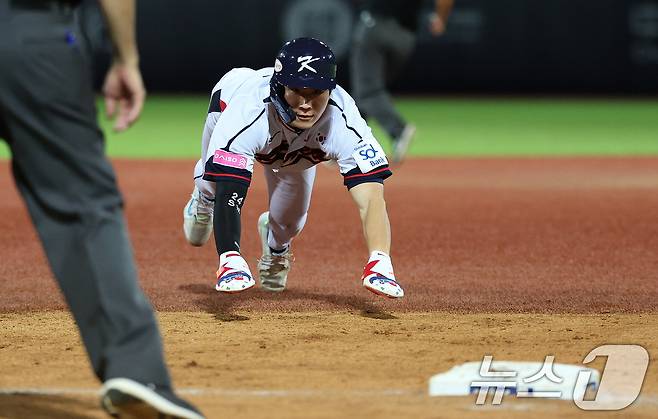 16일(현지시간) 대만 타이베이시 톈무 야구장에서 열린 2024 WBSC 프리미어12 B조 예선 대한민국과 도미니카공화국의 경기 8회말 대한민국 공격 1사 1, 3루 상황에서 1루주자 이주형이 송성문의 안타로 3루까지 진루하고 있다. 2024.11.16/뉴스1 ⓒ News1 장수영 기자