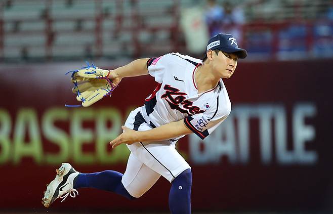 14일 오후 대만 타이베이 톈무야구장에서 열린 2024 세계야구소프트볼연맹(WBSC) 프리미어12 B조 조별리그 대한민국과 쿠바의 경기. 6회초 2사 1루에서 한국 투수 곽도규가 역투하고 있다. 사진 | 타이베이=연합뉴스