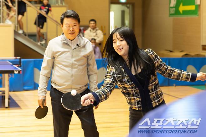 오성환 당진시장과 신유빈의 시범경기. 사진제공=월간탁구 안성호 기자