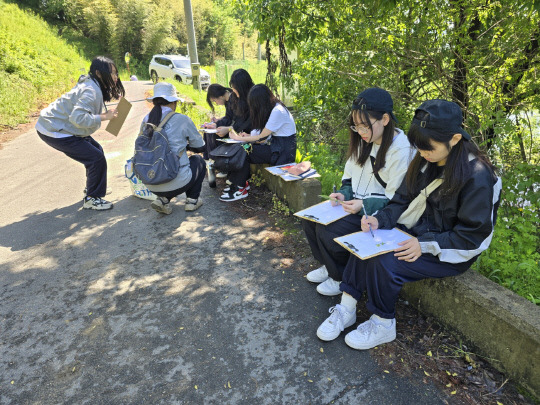 학생들이 하천 주변의 수질 상태와 생태계 변화 등을 관찰하고 있다.사진=예산교육지원청 제공