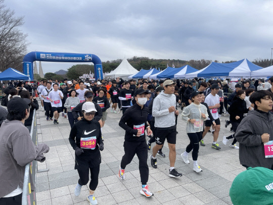 17일 천안 독립기념관에서 열린 제21회 천안유관순평화마라톤대회에 참가한 선수들이 주로를 달리고 있다. 박하늘 기자