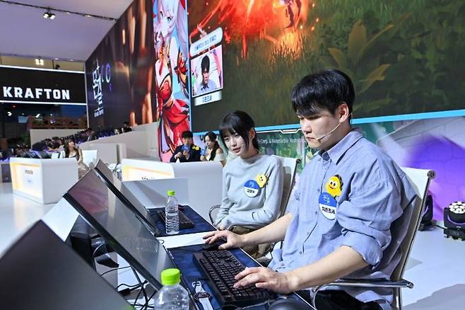 (왼쪽부터) 인플루언서 고말숙과 지존조세가 '몬길: 스타 다이브'를 체험해보고 있다.ⓒ넷마블