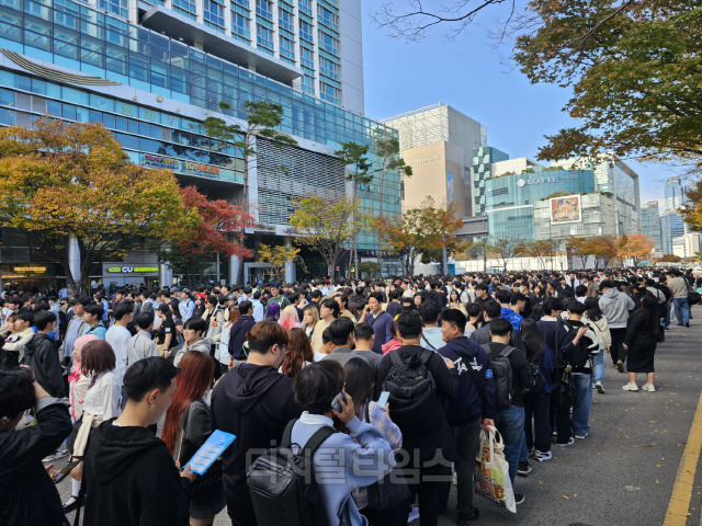 지난 16일 부산 벡스코에서 열린 '지스타 2024'를 방문해 입장을 대기하는 관람객들. 김영욱 기자