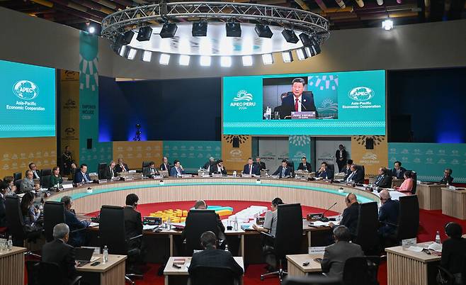 시진핑 중국 주석이 16일(현지시각) 페루 리마에서 열린 아시아태평양경제협력체(아펙·APEC) 정상회의에서 연설하고 있다. 신화 연합뉴스