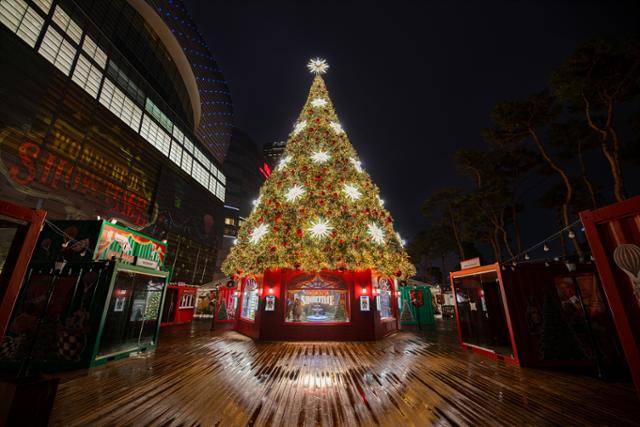 서울 송파구 잠실 롯데월드타워 월드파크에 설치된 초대형 크리스마스 트리. 롯데물산 제공