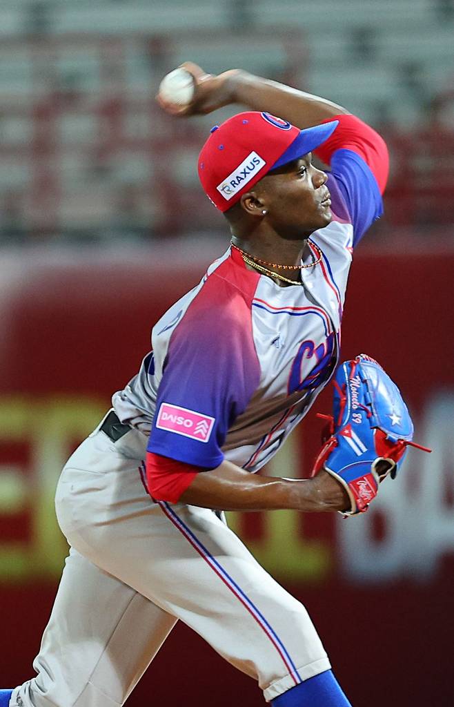 <yonhap photo-6049="">14일 오후 대만 타이베이 톈무야구장에서 열린 세계야구소프트볼연맹(WBSC) 프리미어12 2024 B조 조별리그 대한민국과 쿠바의 경기. 쿠바 선발 리반 모이넬로가 역투하고 있다. [연합뉴스]</yonhap>
