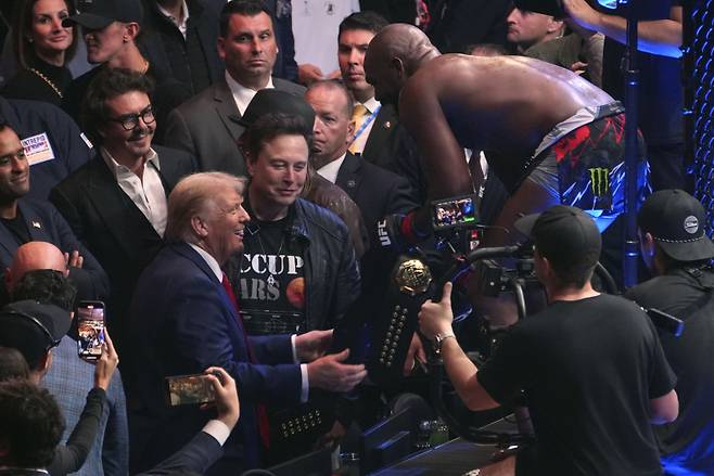 존 존스가 UFC 챔피언 벨트를 도널드 트럼프 미국 대통령 당선인에게 건넸다. 사진=AP 연합뉴스