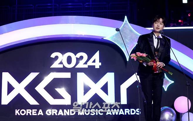 [2024 KGMA] 이찬원이 17일 인천 중구 운서동 인스파이어 아레나에서 열린 '2024 코리아그랜드뮤직어워즈(KGMA)' 둘째날 송 데이에서 베스트 송상을 수상하고 수상소감을 말하고 있다. 일간스포츠(이데일리M)가 주최하고 KGMA 조직위원회가 주관하는 '2024 KGMA'는 올해 창간 55주년을 맞은 일간스포츠가 대한민국 대중음악계에 새로운 패러다임을 제시하기 위해 새롭게 개최하는 시상식으로 16, 17일 이틀간 펼쳐졌다. 영종도(인천)=KGMA특별취재반 /2024.11.17/