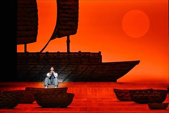 남원 선비 최척(사진, 박영민)의 전란 30년간 이산가족사를 담은 연극 '퉁소소리'가 지난 11일부터 오는 27일까지 서울 광화문 세종문화회관 M씨어터에서 초연을 올린다. 사진 세종문화회관