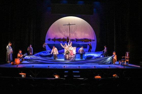 연극 '퉁소소리'는 조선, 일본, 중국, 베트남 4개국을 오가는 방대한 여정 탓에 고선웅 연출이 무대화 실현에 15년이 걸렸다고. 사진 세종문화회관