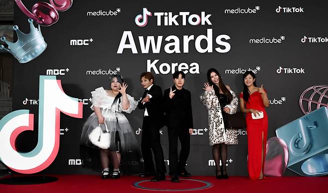 TikTokers pose for a photo at the TikTok Awards held on Nov. 15 at Kyung Hee University, eastern Seoul. [TIKTOK KOREA]