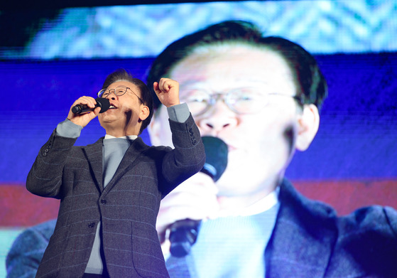 Liberal Democratic Party (DP) leader Lee Jae-myung speaks during an anti-government rally organized by his party in Gwanghwamun Square in Jongno District, central Seoul, on Saturday evening. [YONHAP]