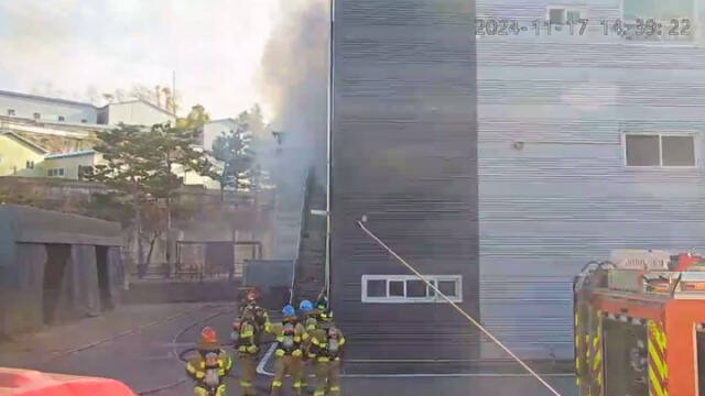 17일 오후 2시16분께 화성시 정남면 한 방위산업체 공장에서 불이 났다. 경기도소방재난본부 제공