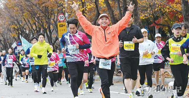 대회 참가자들이 막바지 단풍이 아름다운 부천 시내를 달리고 있다. 김시범·윤원규기자