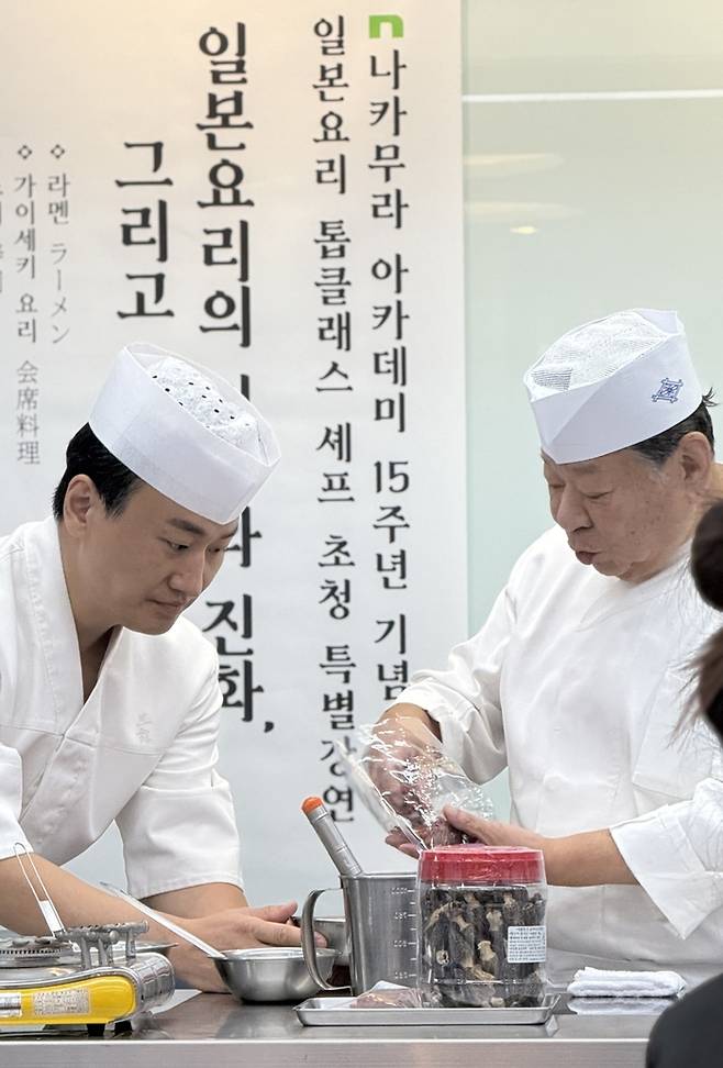 지난달 10일 무라타 요시히로(오른쪽)가 서울 논현동에 위치한 나카무라 아카데미의 개원 15주년 기념 특별 강연에서 요리 시연하는 모습. 유성엽 셰프는 스승을 오랜만에 보좌했다. 유성엽 셰프 제공