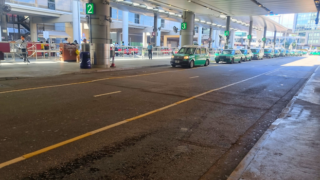 홍콩 국제공항 택시 정류장(란터우섬에 가려면 공항에서 하늘색 택시를 타야 한다) / 사진=김혜성 여행+ 기자