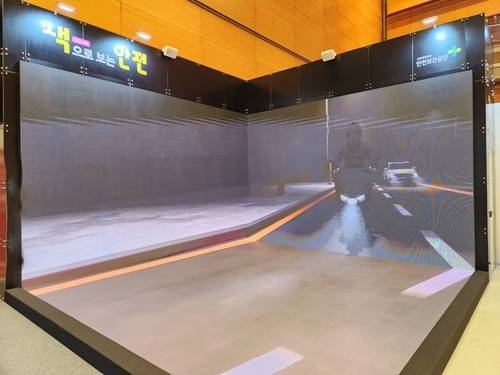 코엑스에서 열린 디자인코리아2024에 마련된 산업안전보건공단 부스에서는 색을 활용한 디자인 전략으로 안전사고를 예방하는 영상 사례를 관람객이 체험할 수 있게 했다. 이한나 기자