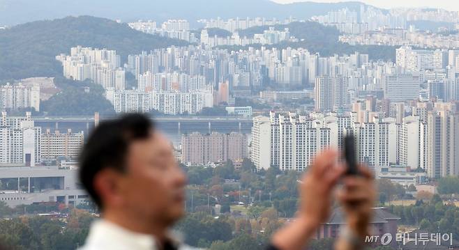 [서울=뉴시스] 홍효식 기자 =지난 10월 27일 서울 용산구 남산에서 바라본 서울 아파트 모습. 2024.10.27. yesphoto@newsis.com /사진=홍효식