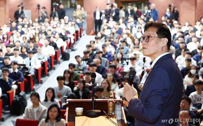 [서울=뉴시스] 전신 기자 = 이창용 한국은행 총재가 30일 서울 마포구 서강대학교 성이냐시오관 소강당에서 특별 강연을 하고 있다. 2024.10.30. photo1006@newsis.com /사진=전신