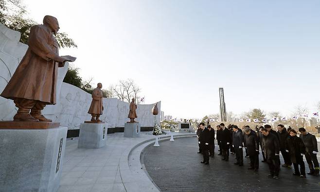 [청주=뉴시스] 임선우 기자 = 이범석 시장을 비롯한 충북 청주시 간부 공무원들이 1일 105주년 3·1절을 맞아 청주시 상당구 수동 삼일공원 민족대표 5인 동상 앞에서 참배하고 있다. (사진=청주시 제공) 2024.03.01. photo@newsis.com  *재판매 및 DB 금지