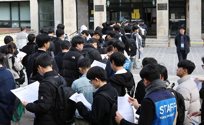 17일 오후 서울 서대문구 연세대에서 2025학년도 대입 수시모집 학생부종합전형(활동우수형) 자연계열 면접구술시험에 응시한 수험생들이 고사장 앞에 대기하고 있다. 연합뉴스