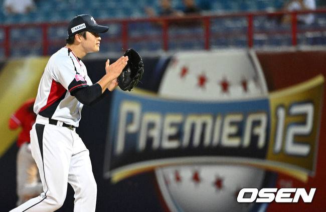 [OSEN=타이베이(대만), 이대선 기자] 도쿄행을 이대로 포기할 순 없다. ‘난적’ 도미니카공화국을 만난 류중일호가 약속의 8회를 앞세워 6점차를 뒤집는 대역전승을 거뒀다.&nbsp;류중일 감독이 이끄는 한국 야구대표팀은 16일 대만 타이베이 타이베이돔에서 펼쳐진 2024 WBSC 프리미어12 도미니카공화국과의 B조 조별예선 4차전에서 9-6 대역전승을 거뒀다.&nbsp;경기 종료 후 한국 박영현이 동료들과 승리의 기쁨을 나누고 있다. 2024.11.16 /sunday@osen.co.kr