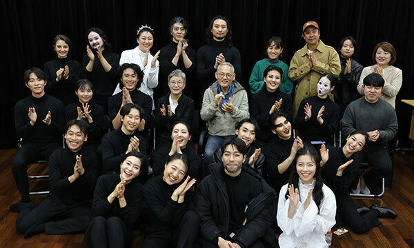 유인촌 문화체육관광부 장관이 16일 서울 중구 명동예술극장에서 열린 국립극단 청년 교육단원들의 연극 ‘죠죠’를 관람한 뒤 출연진과 기념촬영을 하고 있다. 문화체육관광부 제공