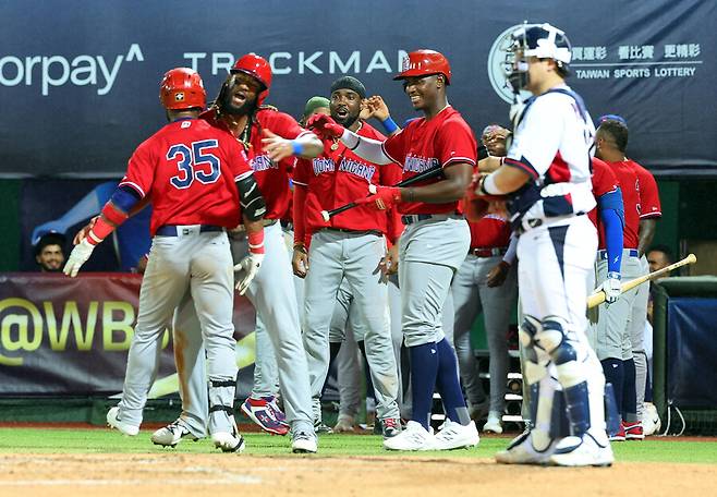 ▲ 임찬규에게 홈런을 뺏고 기뻐하는 도미니카공화국 대표선수들 ⓒ 연합뉴스