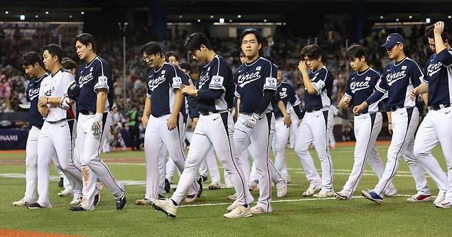 ▲ 한국야구 대표팀 선수들이 일본과의 경기를 3-6으로 패한 뒤 아숴워하고 있다. ⓒ연합뉴스