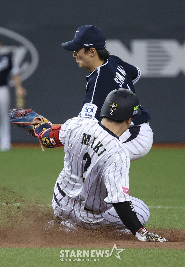 '2024 WBSC 프리미어12' B조 예선 한국-일본전이 15일 대만 타이베이돔에서 열렸다.  일본 마키가 7회말 2사에서 좌월 2루타를 날린 후 2루에서 세이프되고 있다. 한국 2루수는 신민재. /사진=김진경 대기자