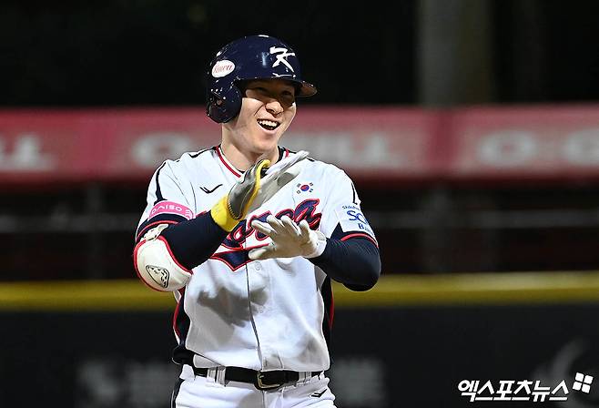 16일 오후 대만 타이베이 톈무야구장에서 열린 '2024 WBSC(세계야구소프트볼연맹) 프리미어12' B조 조별리그 4차전 대한민국과 도미니카공화국의 경기, 8회말 2사 2,3루 박성한이 역전 2타점 적시 3루타를 때려낸 뒤 세리머니를 하고 있다. 타이베이(대만), 박지영 기자