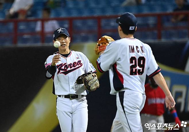 대표팀 내야수 송성문(왼쪽)은 16일 대만 타이베이 톈무야구장에서 열린 '2024 세계야구소프트볼연맹(WBSC) 프리미어12' 조별리그 B조 네 번째 경기 도미니카공화국전에서 6번타자 1루수로 선발 출전했다. 대표팀은 송성문의 5회말 2사 후 중전 안타 전까지 단 하나의 안타도 치지 못했다. 타이베이(대만), 박지영 기자