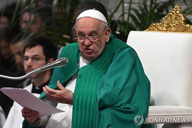 프란치스코 교황 (바티칸 AFP=연합뉴스) 프란치스코 교황이 17일(현지시간) 바티칸 성 베드로 대성전에서 '세계 빈자의 날' 미사를 주례하고 있다. 2024.11.17 photo@yna.co.kr