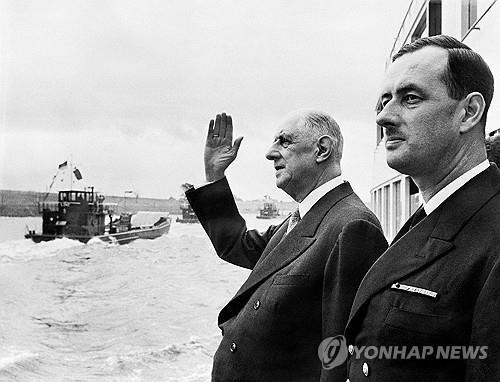 [AFP 연합뉴스 자료사진 재판매 및 DB 금지] 1962년 9월 라인강에서 아버지 샤를 드골 대통령과 함께 배를 타고 있는 아들 필리프 제독.