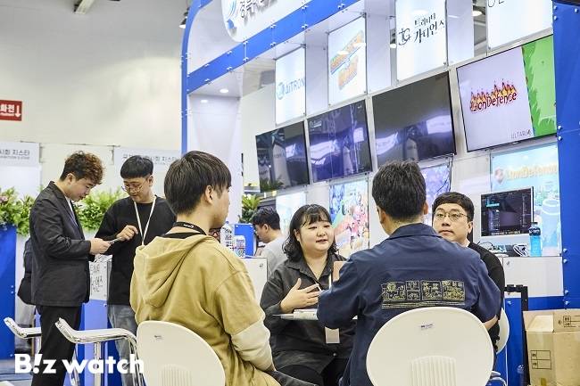 지스타 2024 B2B관에서 상담 중인 바이어들/사진=지스타조직위원회 제공