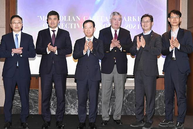 금융투자협회가 18일 서울 여의도에서 몽골 금융당국·몽골증권업협회와 공동으로 '2024 몽골 자본시장 세미나'를 열었다. 왼쪽부터 체렌바드랄 투데브 몽골 금융감독위원회 부위원장, 수흐벌드 수헤 주한 몽골대사, 서유석 금융투자협회 회장, 서드후 체렌다그바 몽골증권업협회 회장, 이수구 유진투자선물 대표, 이규엽 한국대성자산운용 대표./사진=금융투자협회 제공