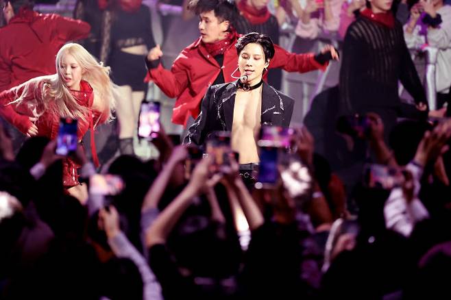 그룹 샤이니 태민이 16일 인천 중구 운서동 인스파이어 아레나에서 열린 ‘제1회  코리아 그랜드 뮤직 어워즈’(KGMA) 첫날 아티스트 데이에서 화려한 무대를 꾸미고 있다.(사진=KGMA 특별취재반)