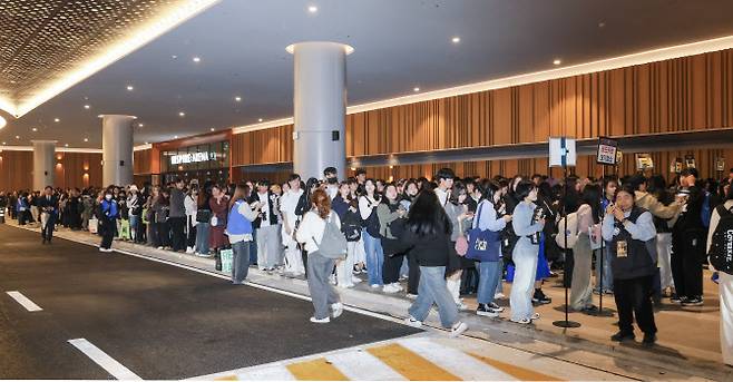 ‘제1회 코리아 그랜드 뮤직 어워즈’(KGMA) 첫날 행사가 열린 16일 인천 중구 운서동 인스파이어 아레나에서 스탠딩 입장권을 구입한 팬들이 입장을 기다리며 줄을 서고 있다.(사진=KGMA 특별취재반)