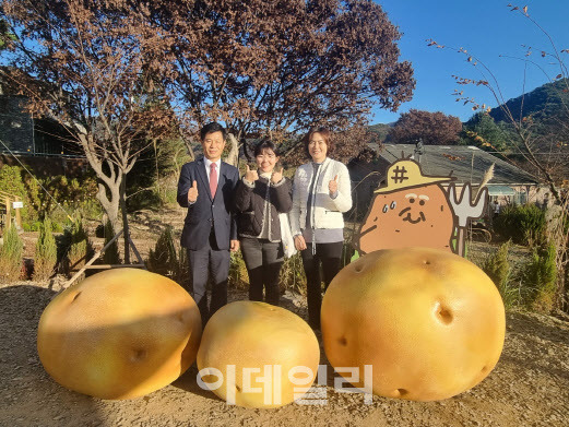 이병철 강원지방조달청장(왼쪽)이 18일 강원 춘천의 농업회사법인 ‘밭’에서 국방상용물자 쇼핑몰 입점을 위한 절차 등을 안내한 뒤 관계자들과 기념촬영을 하고 있다. (사진=강원지방조달청 제공)