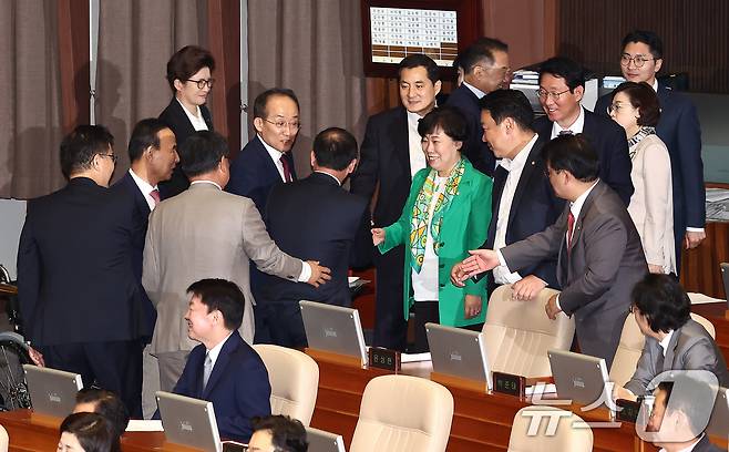 추경호 국민의힘 원내대표를 비롯한 의원들이 14일 오후 서울 여의도 국회에서 열린 제418회국회(정기회) 제12차 본회의에서 반대 토론을 마친 이상휘 의원을 격려하고 있다. 2024.11.14/뉴스1 ⓒ News1 김민지 기자