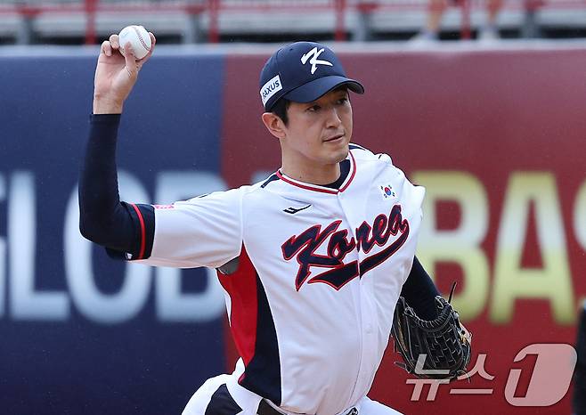 18일(현지시간) 오후 대만 타이베이시 톈무 야구장에서 열린 2024 WBSC 프리미어12 B조 예선 대한민국과 호주의 경기, 1회초 대한민국 선발 고영표가 역투하고 있다. 2024.11.18/뉴스1 ⓒ News1 장수영 기자