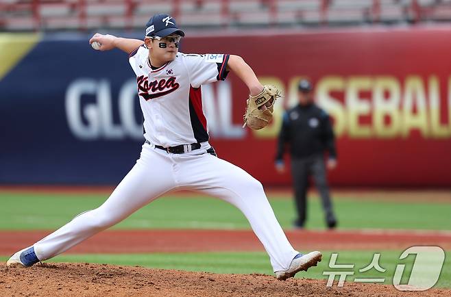 18일(현지시간) 오후 대만 타이베이시 톈무 야구장에서 열린 2024 WBSC 프리미어12 B조 예선 대한민국과 호주의 경기, 8회초 마운드에 오른 대한민국 김서현이 투구하고 있다. 2024.11.18/뉴스1 ⓒ News1 장수영 기자