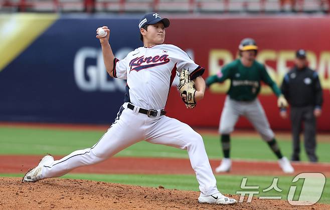 18일(현지시간) 오후 대만 타이베이시 톈무 야구장에서 열린 2024 WBSC 프리미어12 B조 예선 대한민국과 호주의 경기 6회초 호주 공격 2사 1, 2상황에서 마운드에 오른 김택연이 역투하고 있다. 2024.11.18/뉴스1 ⓒ News1 장수영 기자