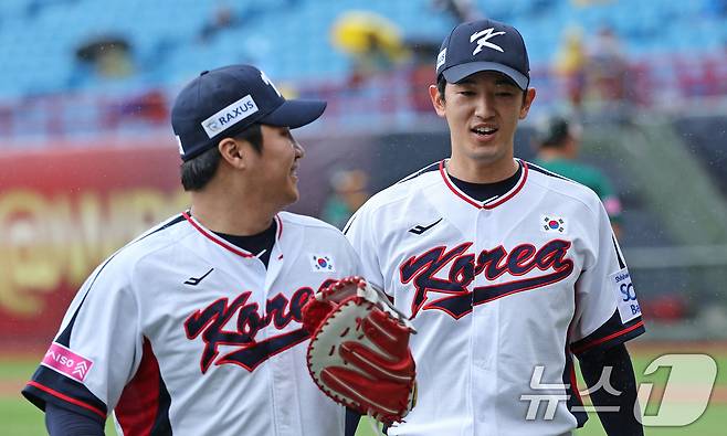 18일(현지시간) 오후 대만 타이베이시 톈무 야구장에서 열린 2024 WBSC 프리미어12 B조 예선 대한민국과 호주의 경기, 3회초 대한민국 선발 고영표와 1루수 문보경이 더그아웃으로 웃으며 들어오고 있다. 2024.11.18/뉴스1 ⓒ News1 장수영 기자