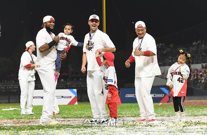 KIA 소크라테스(왼쪽부터), 네일, 김태군이 광주-기아 챔피언스필드에서 열린 2024 KBO 한국시리즈 5차전 삼성과 경기에서 승리해 우승을 차지한 후 ‘삐끼삐끼춤’을 추고 있다. 광주 | 박진업 기자 upandup@sportsseoul.com