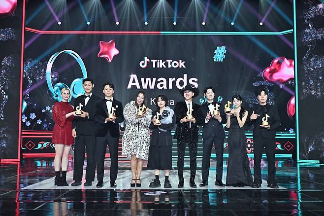 지난 11월 15일 서울 경희대학교 평화의 전당에서 열린 국내 첫 ‘틱톡 어워즈’의 수상자들. 틱톡 어워즈는 틱톡 커뮤니티의 성장에 기여한 크리에이터들의 노력을 조명하고 새로운 영감을 불어넣어주기 위해 개최되었다. 왼쪽부터 진우와해티, 쿠킴, 젼언니, 하다, 룰루보이, 닛몰캐쉬, 고로켓, 영찍남. 사진ㅣ틱톡코리아