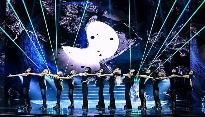 지난 11월 15일 서울 경희대학교 평화의 전당에서 열린 국내 첫 ‘틱톡 어워즈’에서 그룹 에스파가 축하 공연을 펼치고 있다. 에스파는 다양한 음원 챌린지로 큰 사랑을 받아 ‘올해의 아티스트상’을 수상했다. 사진ㅣ틱톡코리아