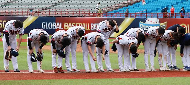 18일 오후 대만 타이베이 톈무구장에서 열린 2024 세계야구소프트볼연맹(WBSC) 프리미어12 B조 조별리그 대한민국과 호주의 경기. 5-2로 호주에 승리한 대한민국 선수들이 팬들에게 인사하고 있다. 사진 | 타이베이=연합뉴스