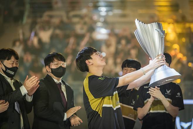 ‘룰러’ 박재혁이 2022 LCK 서머 우승 트로피를 들어올리고 있다. 사진 | LCK