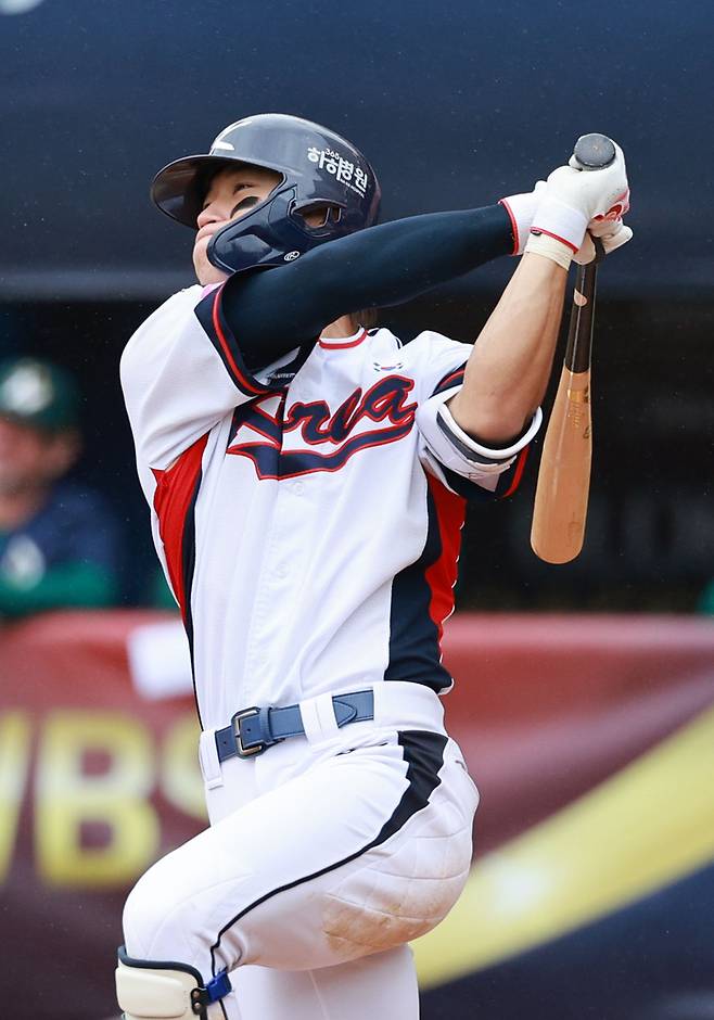 18일 오후 대만 타이베이 톈무구장에서 열린 2024 세계야구소프트볼연맹(WBSC) 프리미어12 B조 조별리그 대한민국과 호주의 경기. 6회말 2사 1루에서 김도영이 투런 홈런을 치고 있다. 사진 | 타이베이=연합뉴스